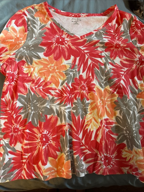 Studio Works Tops - Studio Works Floral V-Neck Short Sleeve Top in Red, Orange, Gray